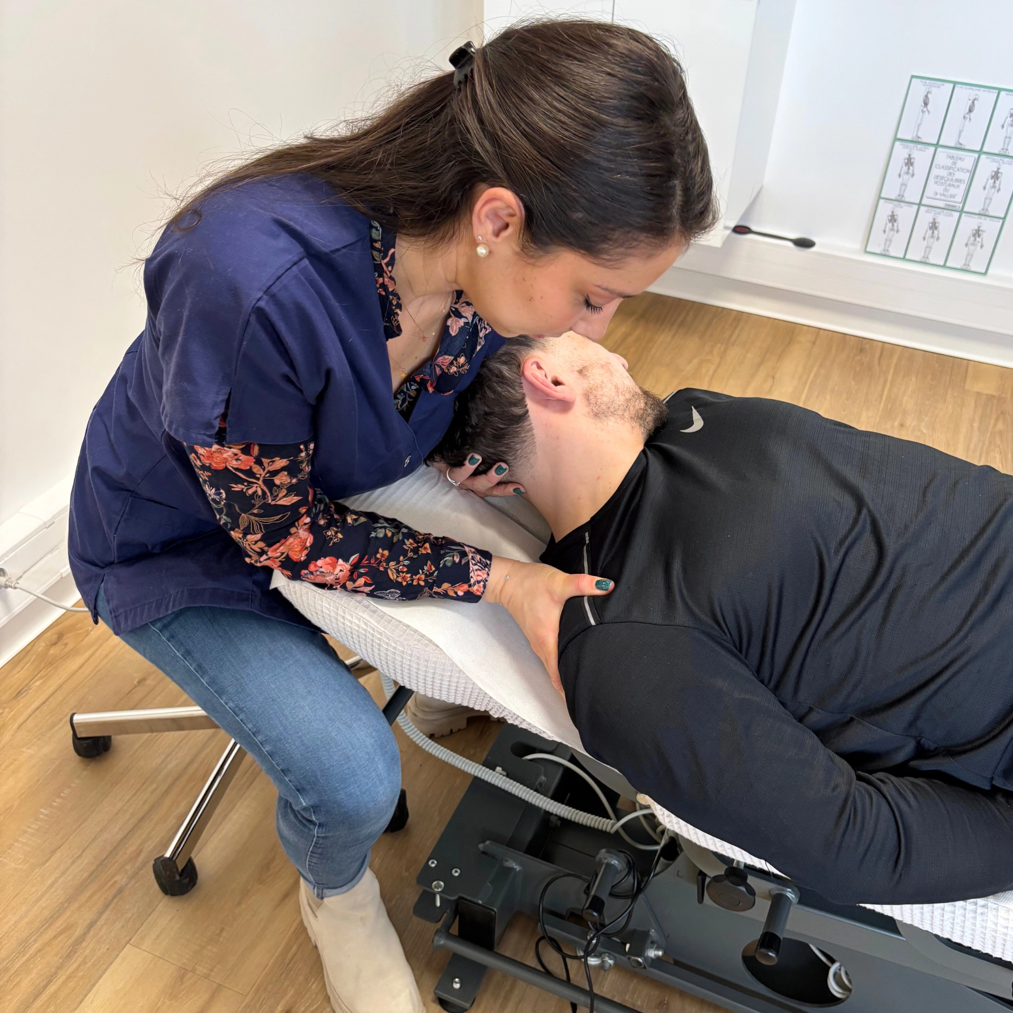 Votre ostéopathe à Cadaujac (33140) en train de soulager des douleurs cervicales